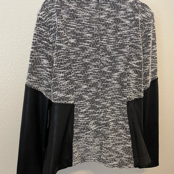 Jessica Simpson zip up jacket, knit. Black and white two toned size large - Picture 5 of 7